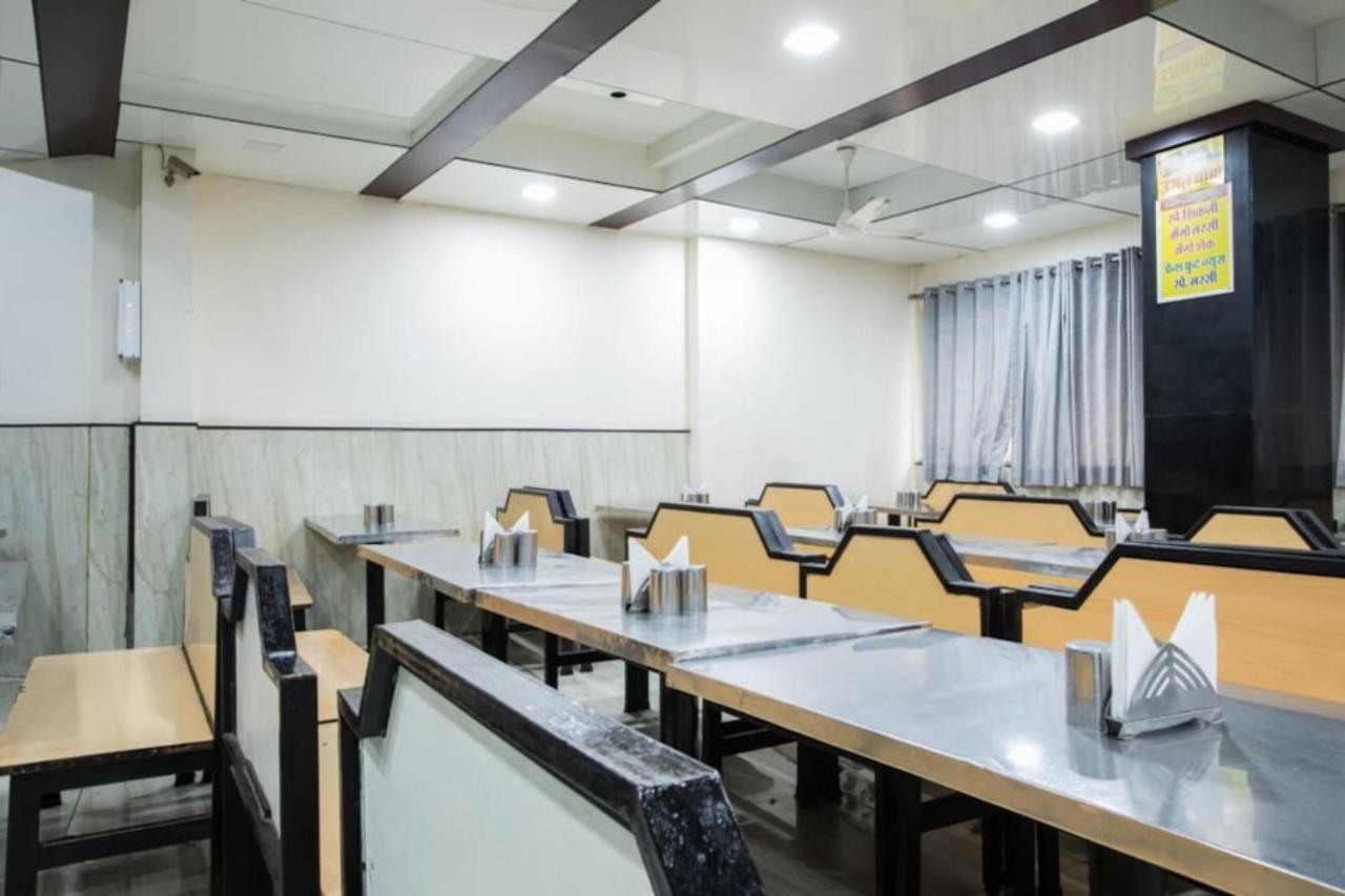 Hotel Satyug Ujjain Exteriör bild