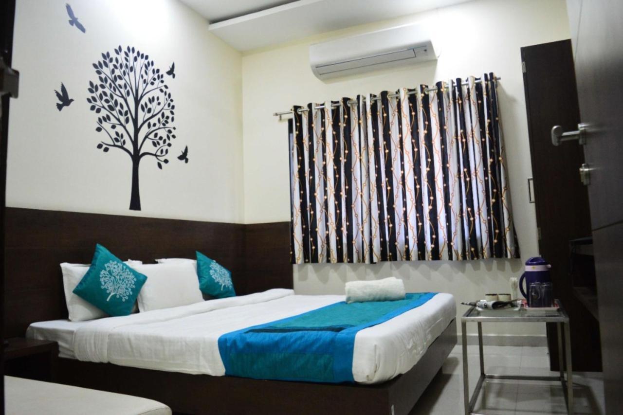 Hotel Satyug Ujjain Exteriör bild
