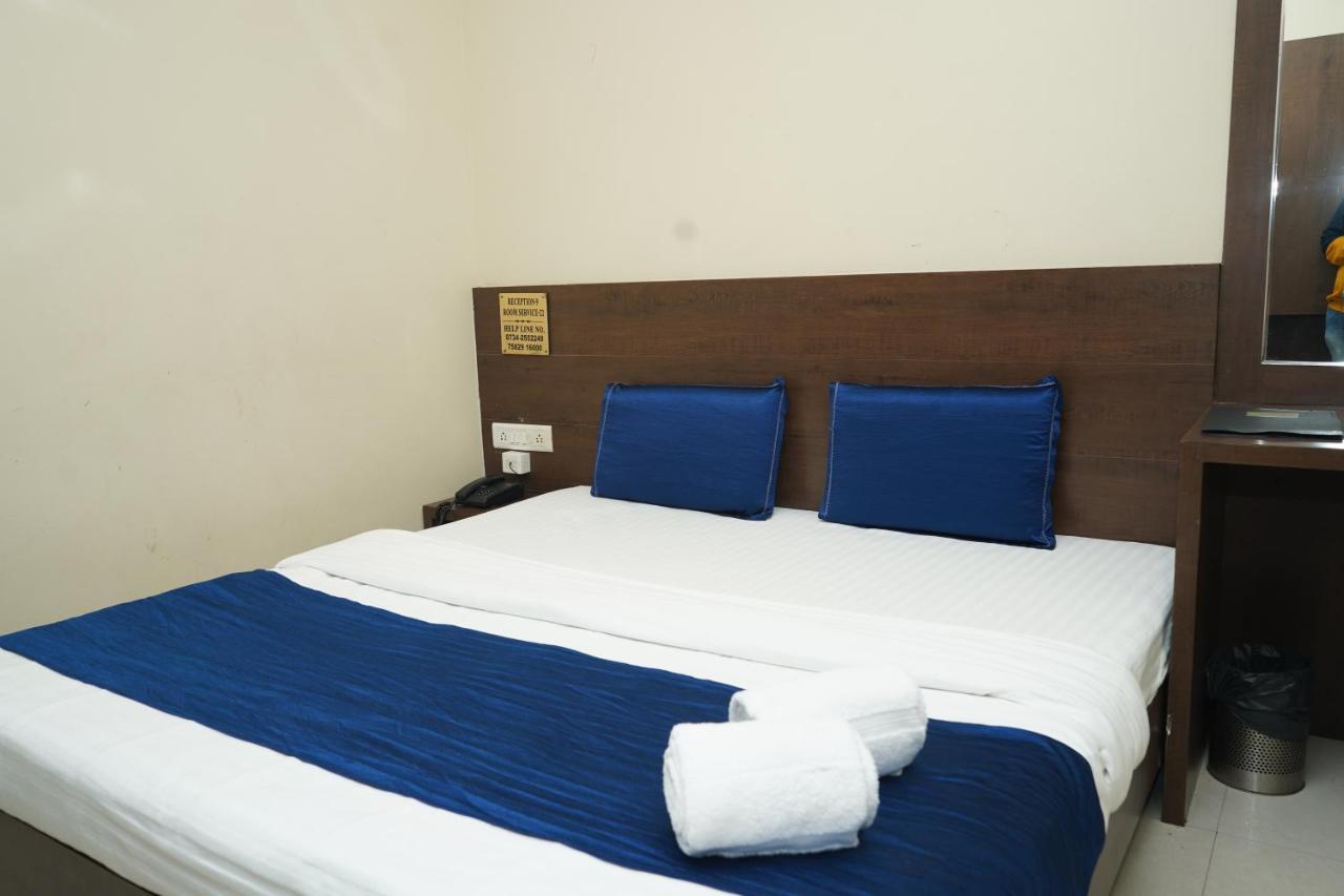 Hotel Satyug Ujjain Exteriör bild