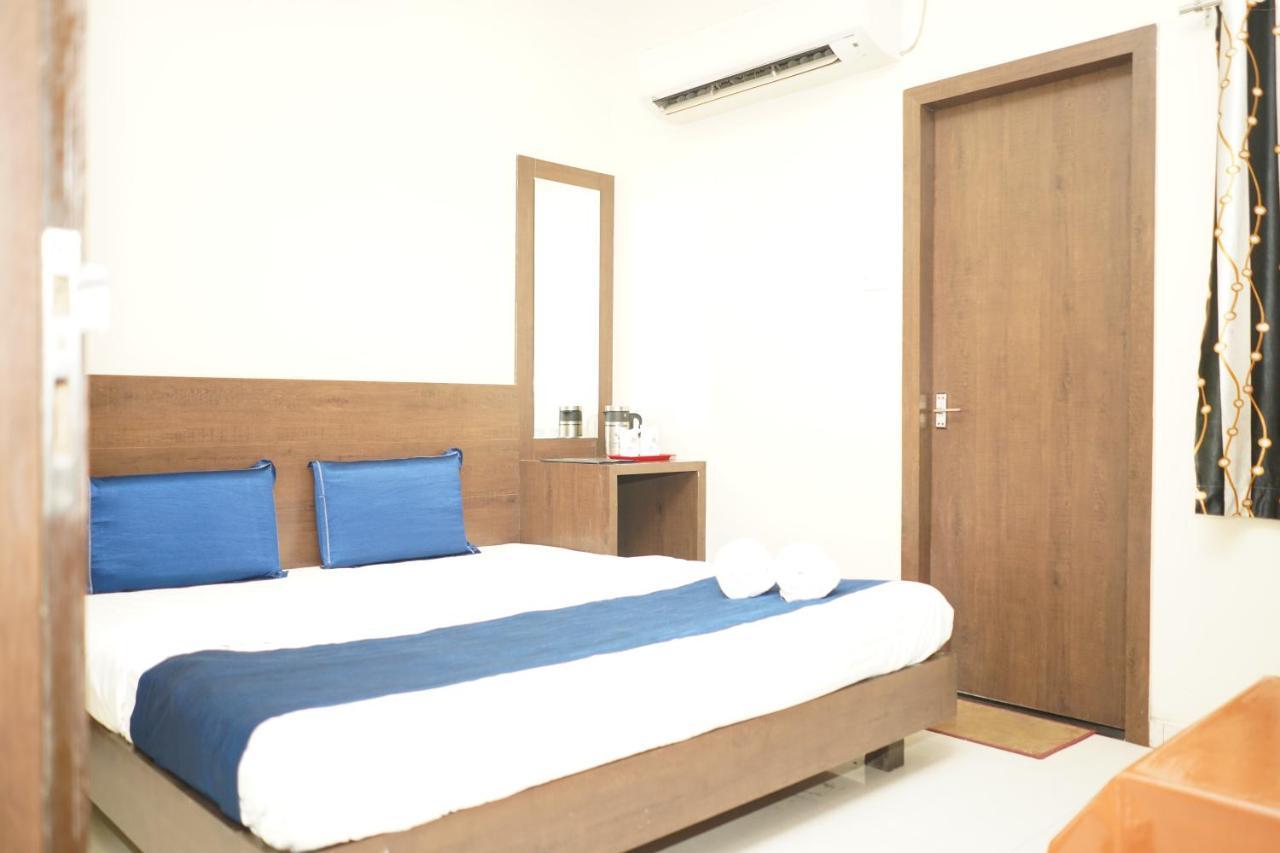 Hotel Satyug Ujjain Exteriör bild