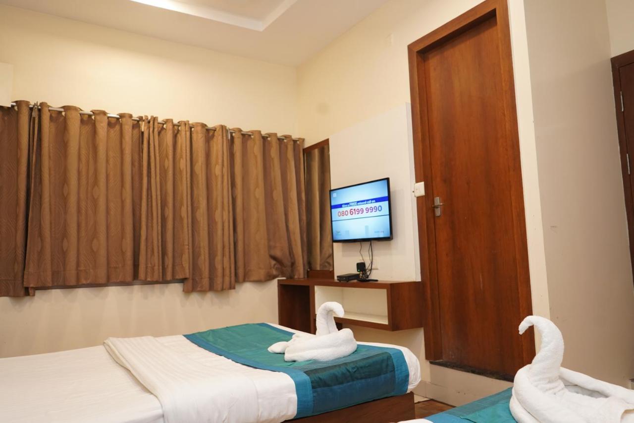 Hotel Satyug Ujjain Exteriör bild