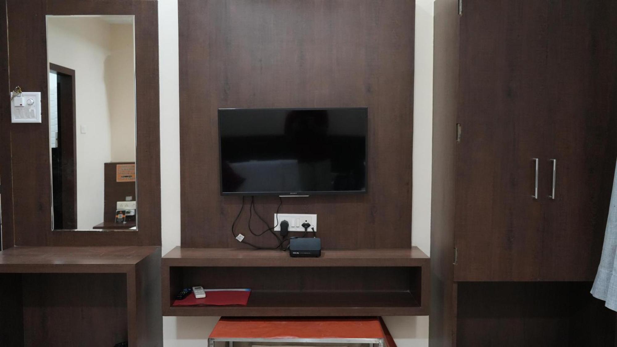 Hotel Satyug Ujjain Exteriör bild