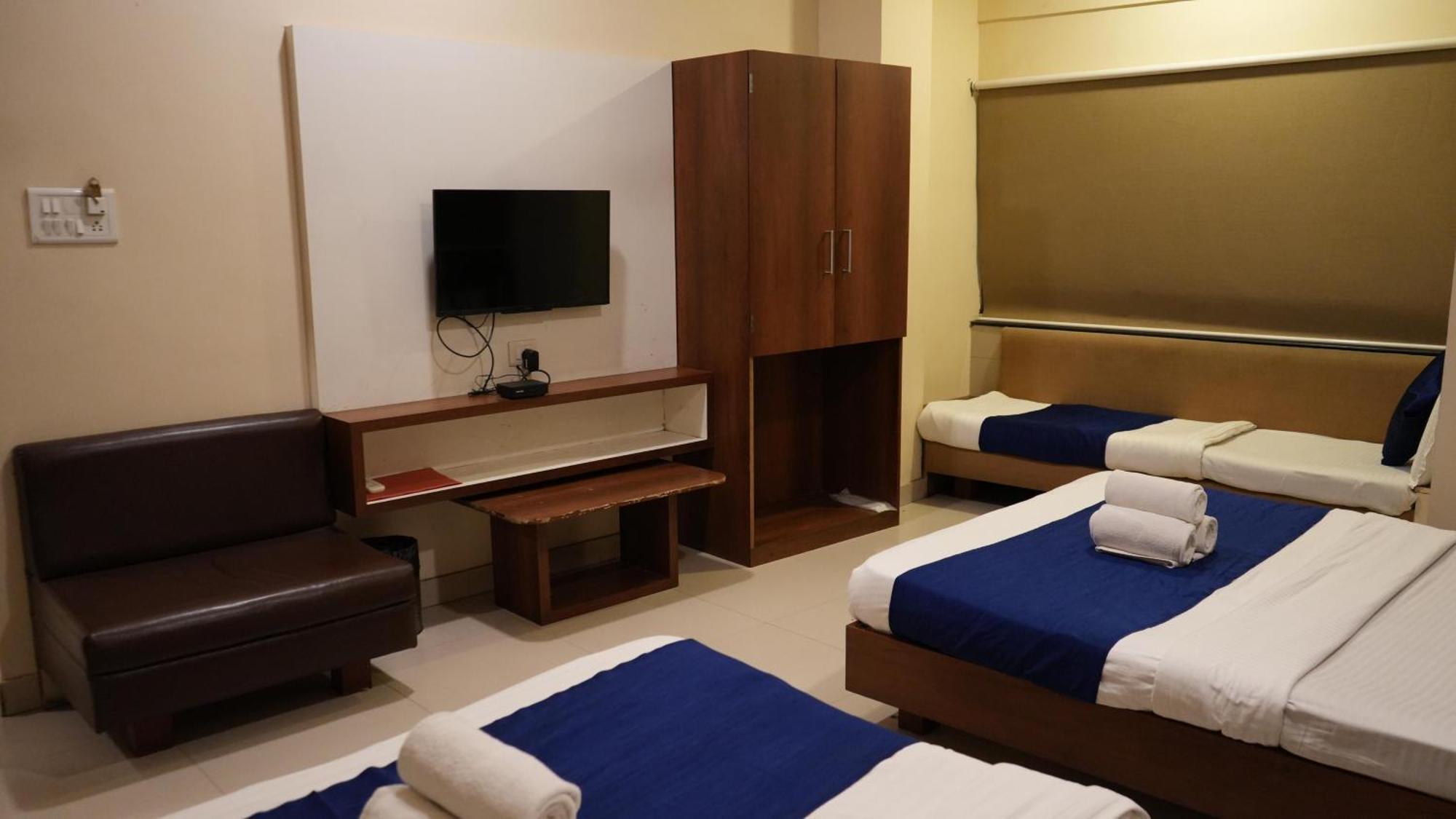 Hotel Satyug Ujjain Exteriör bild