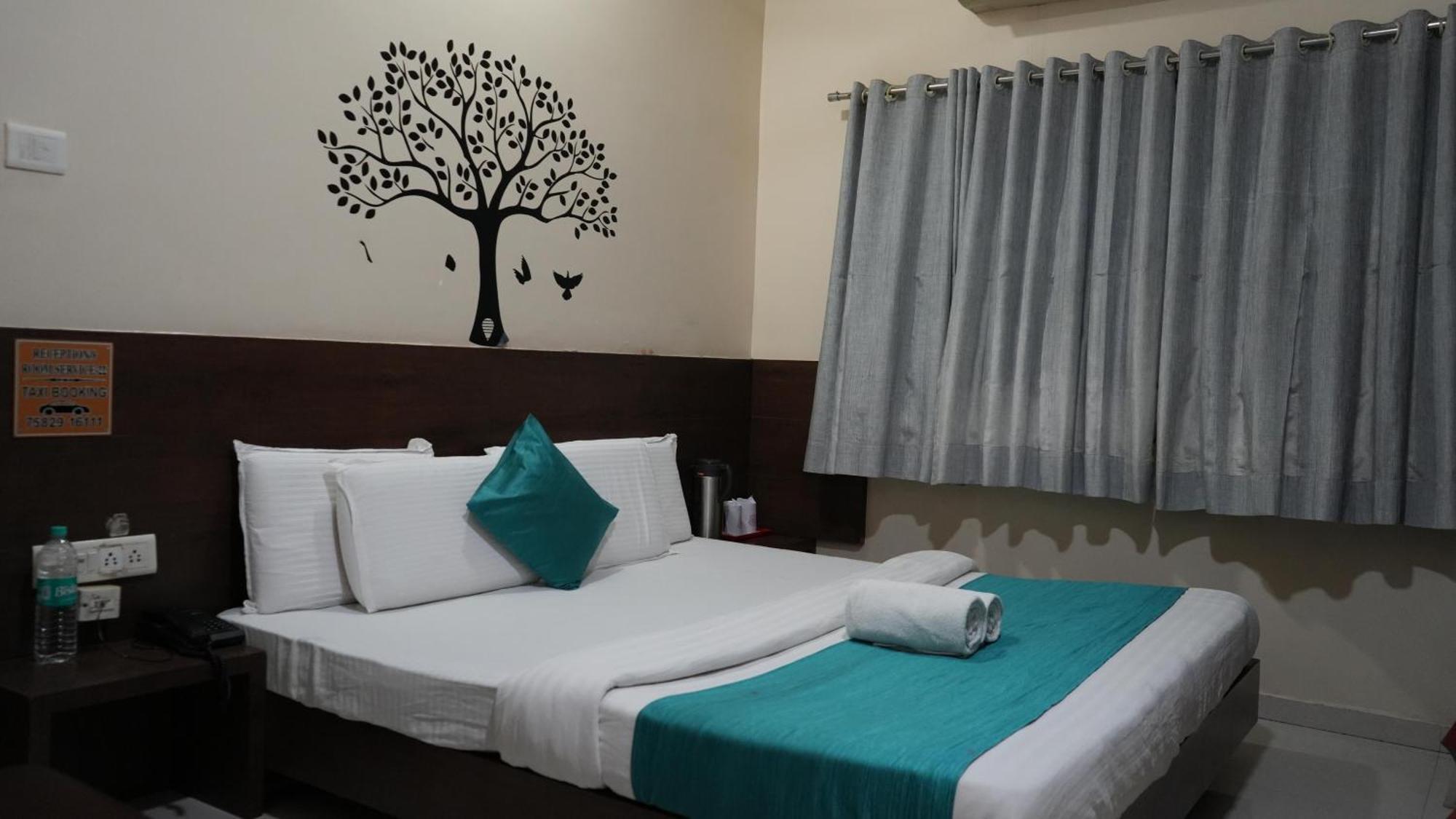 Hotel Satyug Ujjain Exteriör bild