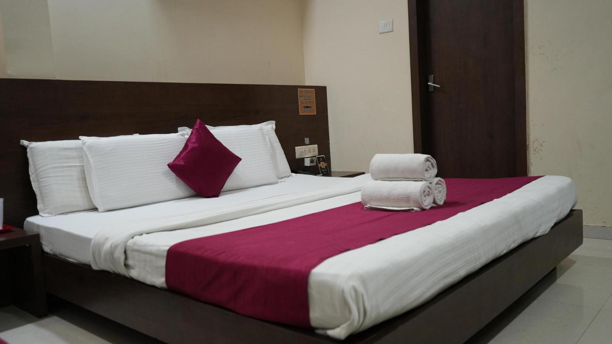 Hotel Satyug Ujjain Exteriör bild