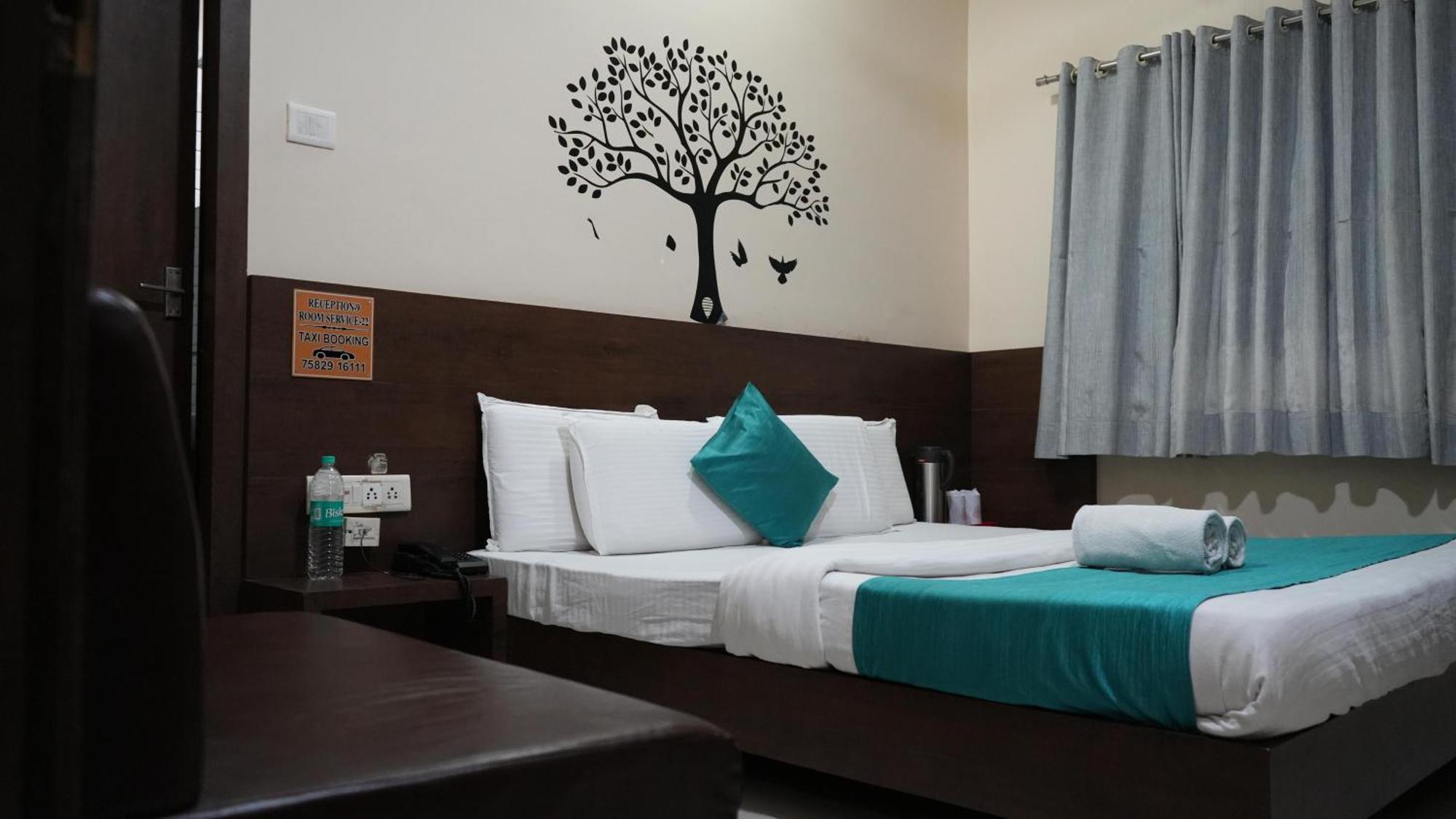 Hotel Satyug Ujjain Exteriör bild