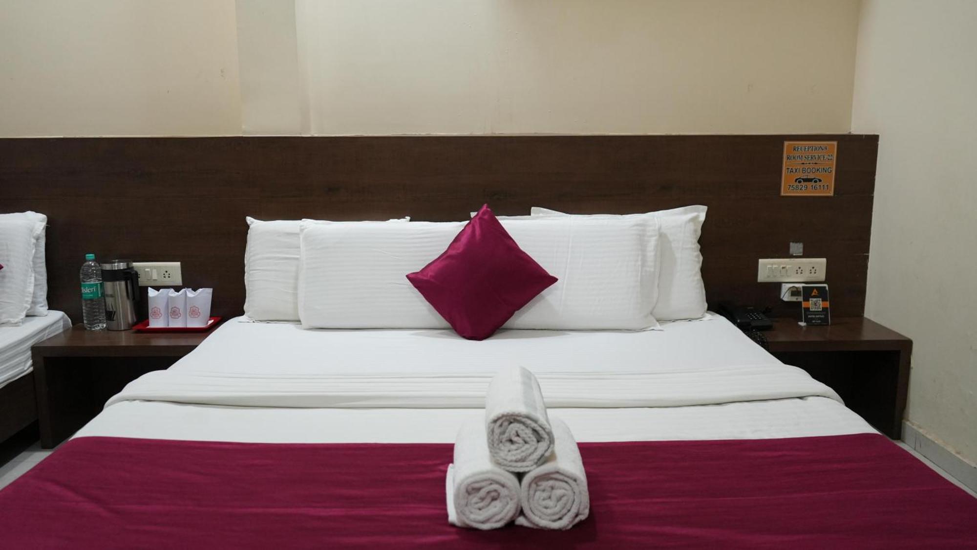 Hotel Satyug Ujjain Exteriör bild
