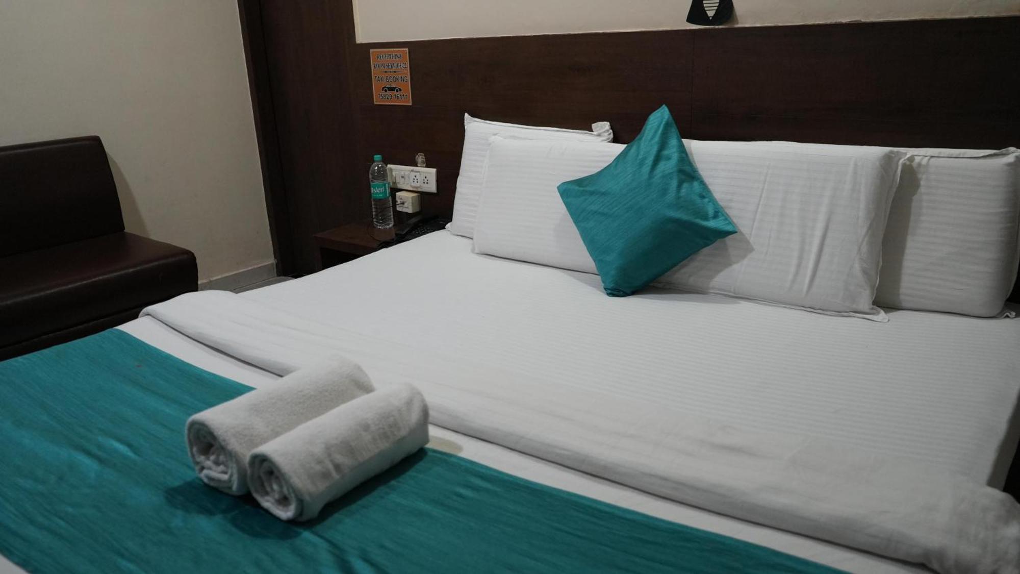 Hotel Satyug Ujjain Exteriör bild