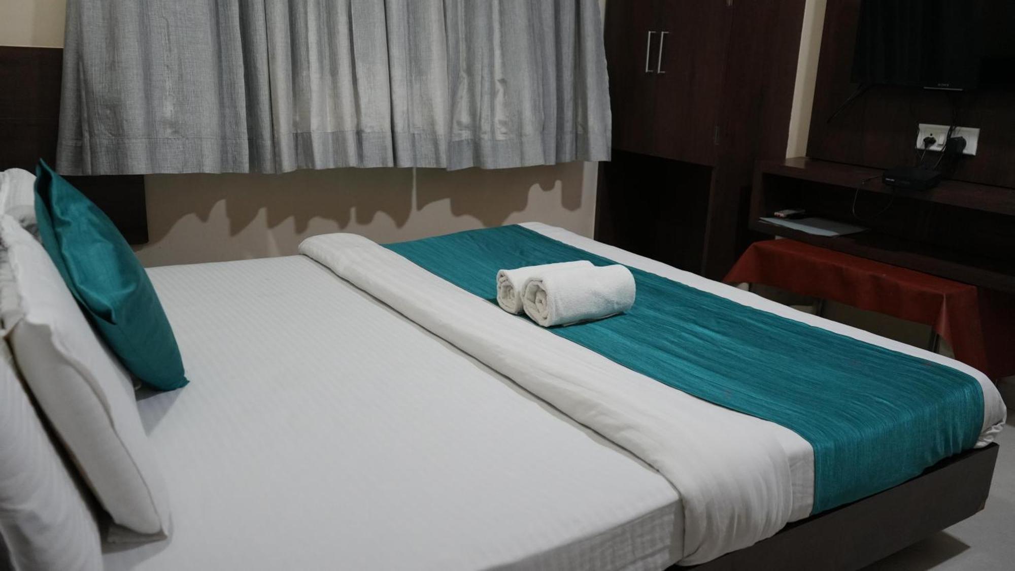 Hotel Satyug Ujjain Exteriör bild