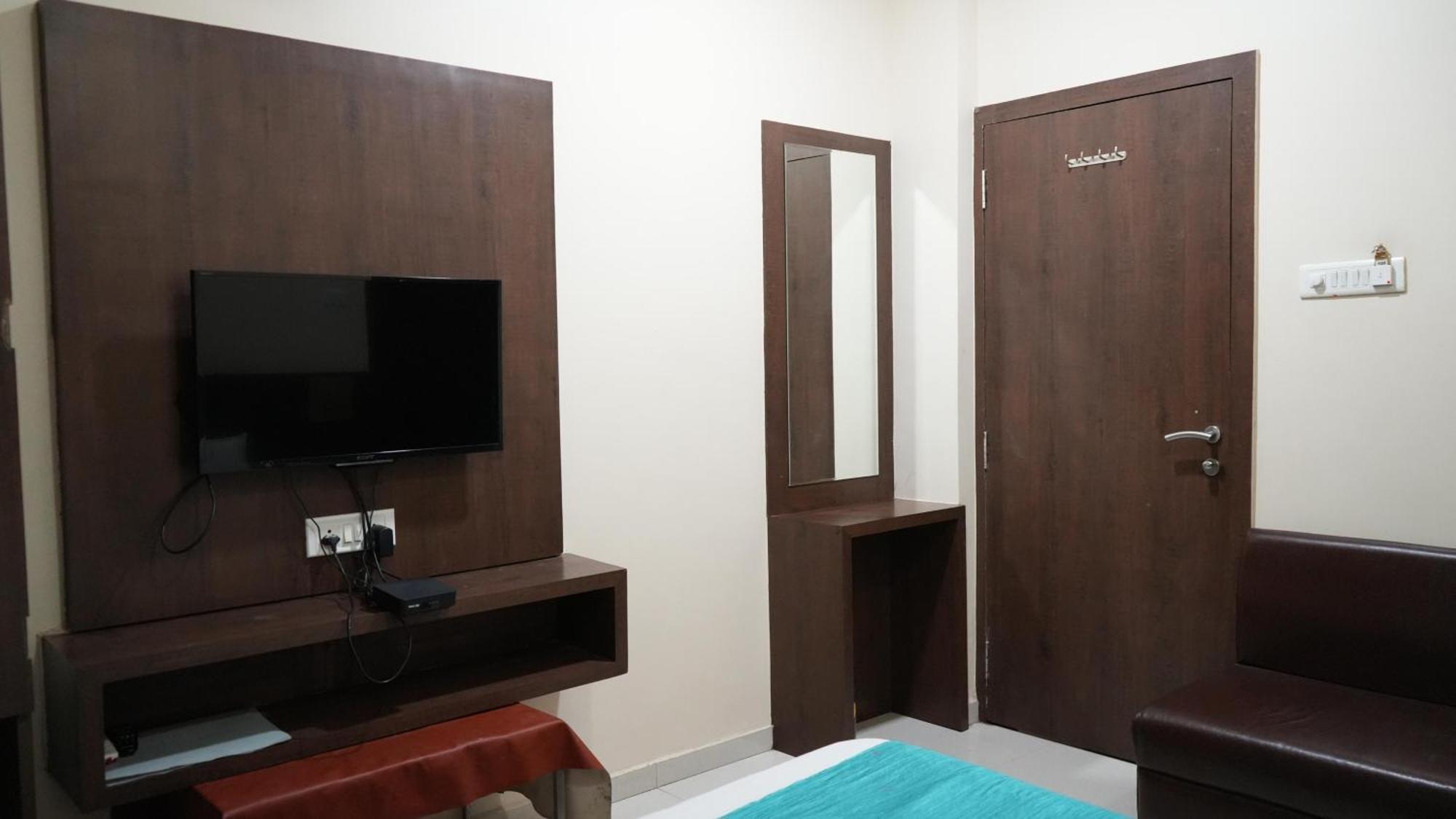 Hotel Satyug Ujjain Exteriör bild